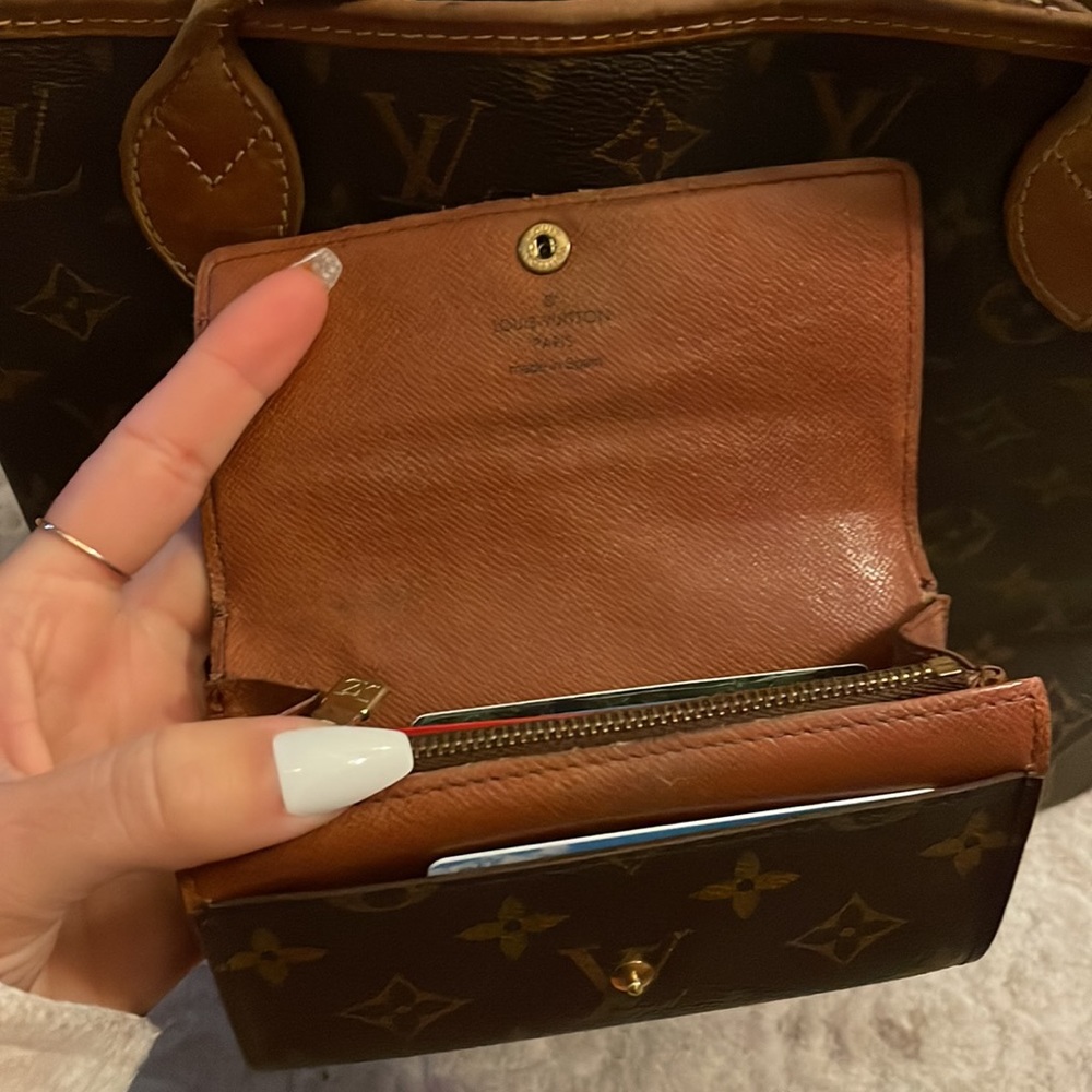 BEAUTIFUL LOUIS VUITTON WALLET - Picture 2 of 7
